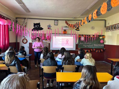 Prevenciós előadás lányoknak és "pink séta"